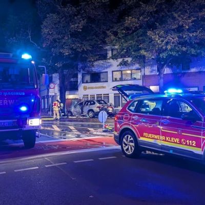 FW-KLE: Fahrzeugbrand nach Verkehrsunfall - Feuerwehr verhindert Übergreifen der Flammen