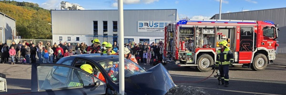 FW Finnentrop: Einheit Heggen zeigt bei Abschlussübung technische Rettung nach Verkehrsunfall
