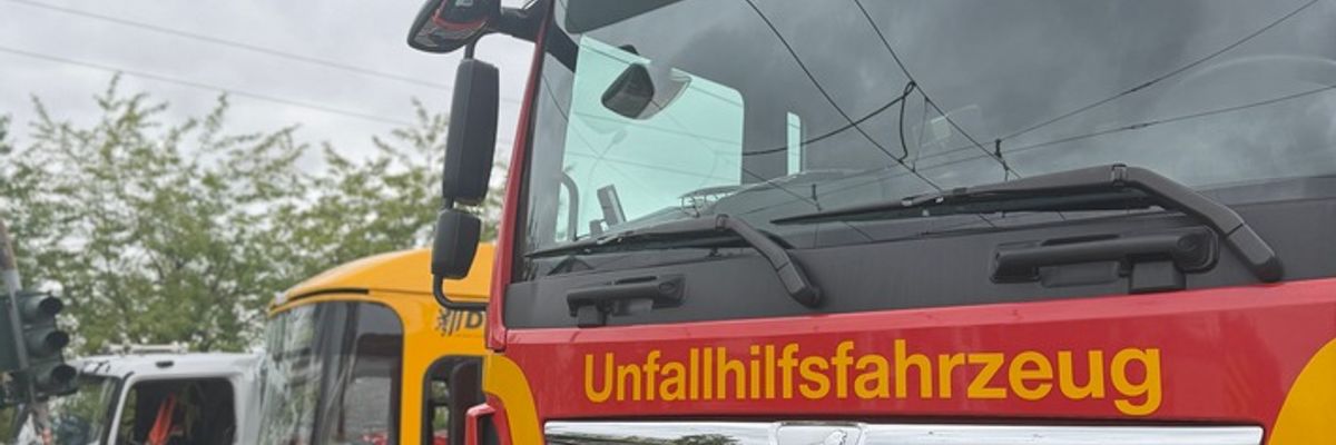 FW Dresden: LKW und Straßenbahn stoßen zusammen, vier Verletzte