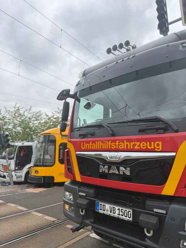 FW Dresden: LKW und Straßenbahn stoßen zusammen, vier Verletzte