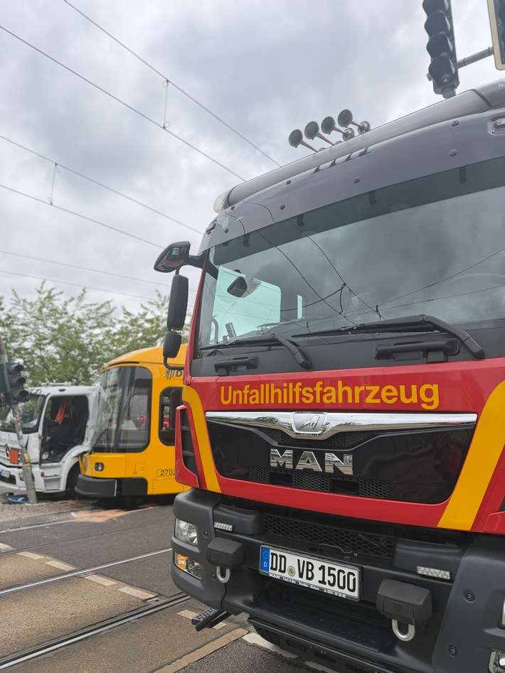 FW Dresden: LKW und Straßenbahn stoßen zusammen, vier Verletzte