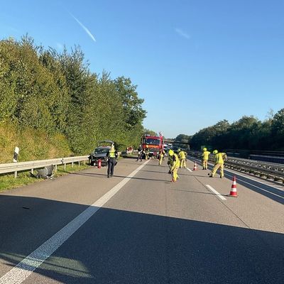 FW Alpen: Pkw schleudert auf der Autobahn 57 umher und Zimmerbrand in einer anderen Stadt