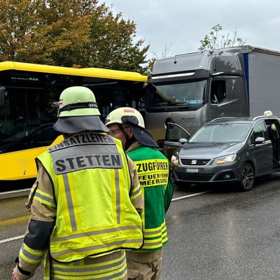 KFV Bodenseekreis: B31: LKW rammt Bus und Auto