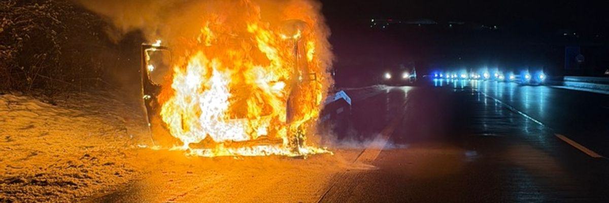 FW-RS: Brand eine Autotransporters auf der A 1