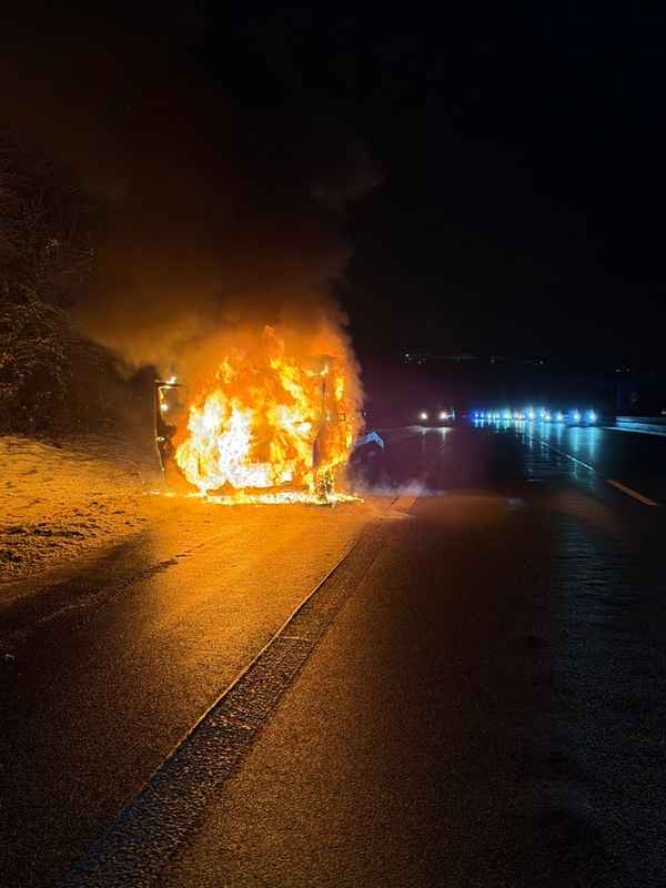FW-RS: Brand eine Autotransporters auf der A 1
