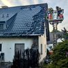 FW-GL: Heckenbrand in Bensberg - Flammen greifen auf Wohnhaus über - Warnung vor unsachgemäßem Einsatz von Gasbrennern