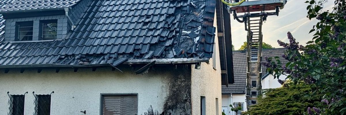 FW-GL: Heckenbrand in Bensberg - Flammen greifen auf Wohnhaus über - Warnung vor unsachgemäßem Einsatz von Gasbrennern