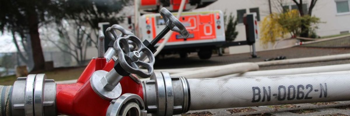 FW-BN: Küchenbrand in Bonn-Kohlkaul - Mutter und Kleinkind erlitten leichte Rauchvergiftung