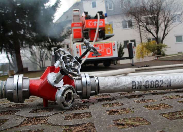FW-BN: Küchenbrand in Bonn-Kohlkaul - Mutter und Kleinkind erlitten leichte Rauchvergiftung