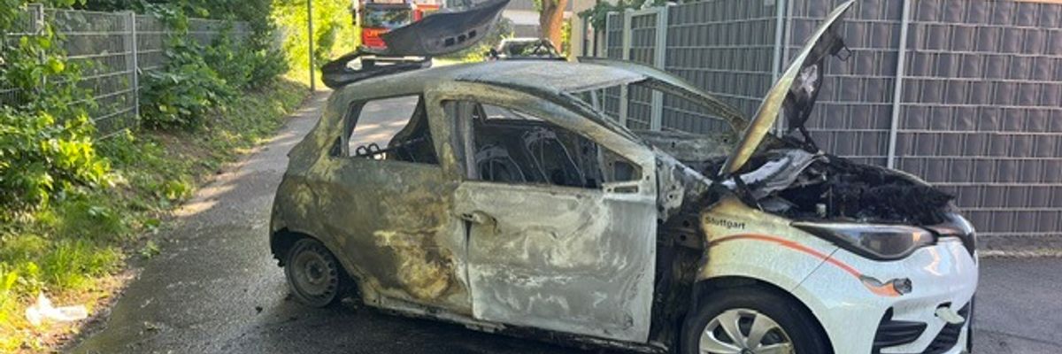 FW Stuttgart: PKW im Vollbrand - Feuer droht auf Gebäude überzugreifen