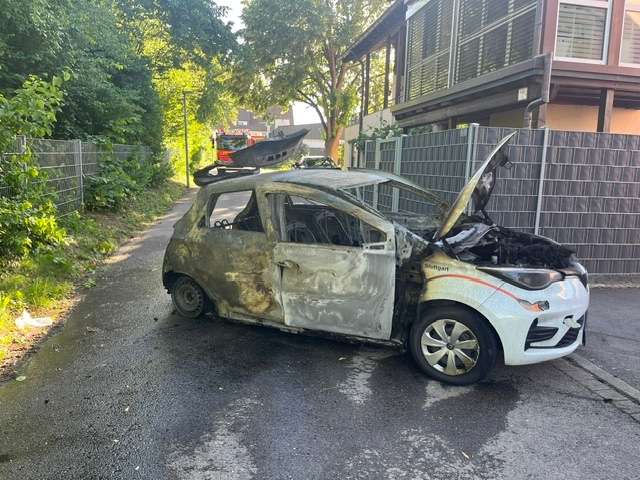 FW Stuttgart: PKW im Vollbrand - Feuer droht auf Gebäude überzugreifen