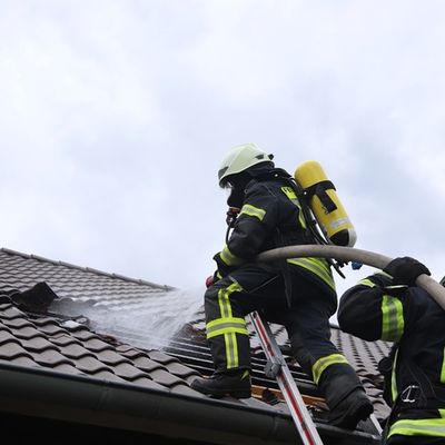 FW-SE: Brennendes Gartenhaus greift auf Wohngebäude über