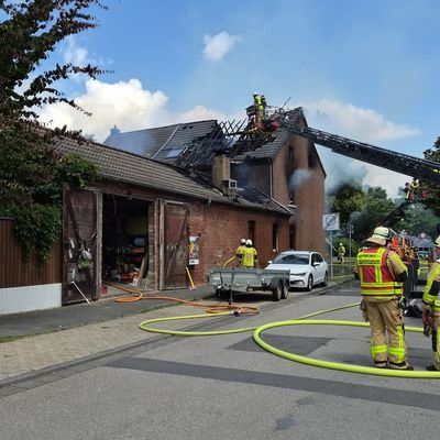 FW Grevenbroich: Feuerwehr Grevenbroich stundenlang bei Großbrand in Elsen im Einsatz