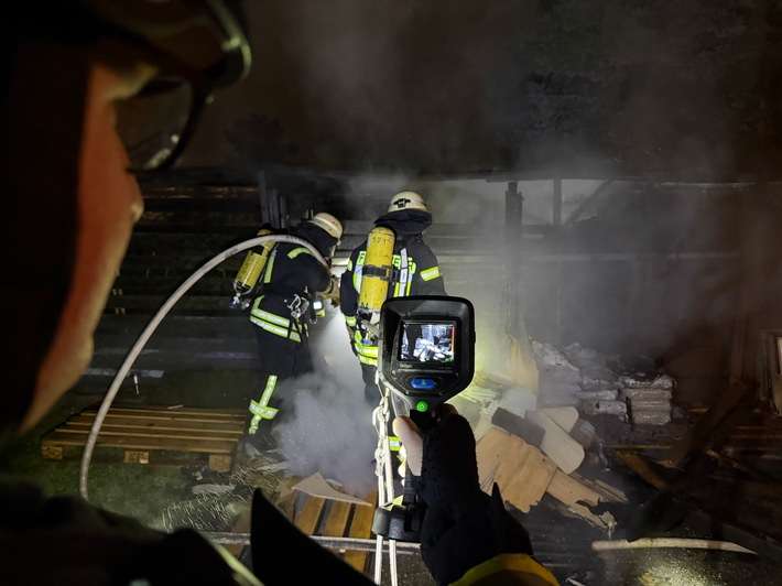 FW LK Neunkirchen: Arbeitsreiche Silvesternacht für die Feuerwehren im Landkreis Neunkirchen