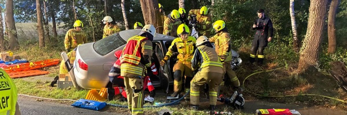 FW-OLL: Handy am Steuer - Übungsszenario mit Frontalcrash und Busunfall stellt Einsatzkräfte auf die Probe