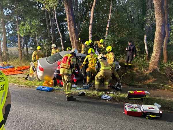 FW-OLL: Handy am Steuer - Übungsszenario mit Frontalcrash und Busunfall stellt Einsatzkräfte auf die Probe