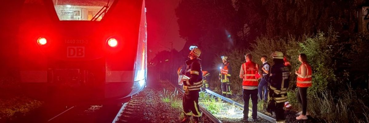 FW-DO: Unwetterschaden in Dortmund: Zug kollidiert mit Baum - 52 Passagiere evakuiert
