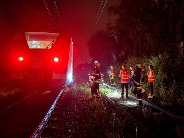 FW-DO: Unwetterschaden in Dortmund: Zug kollidiert mit Baum - 52 Passagiere evakuiert