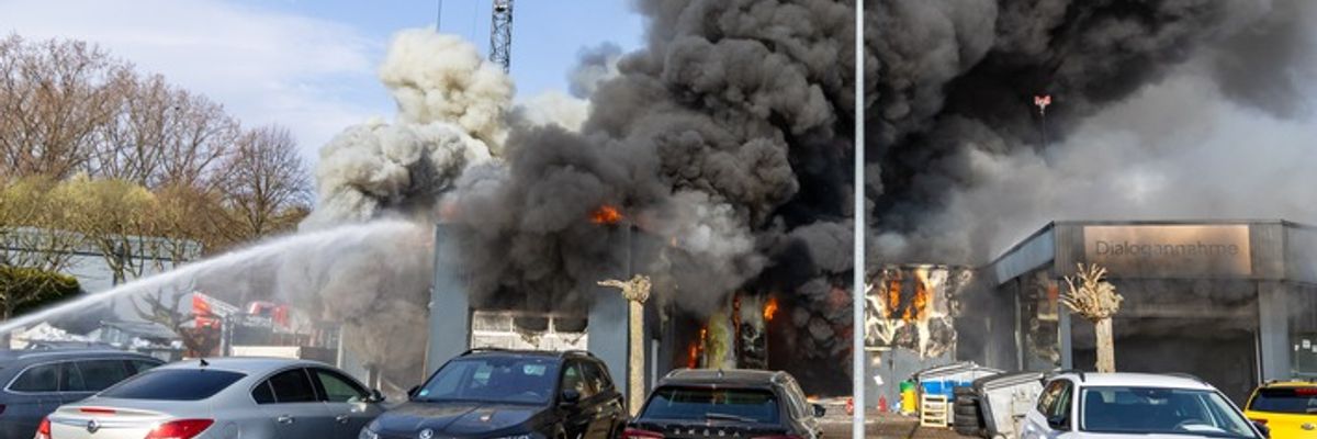 FW Porta Westfalica: 10.03.2026 - Großbrand einer KFZ-Werkstatt in Porta Westfalica Barkhausen