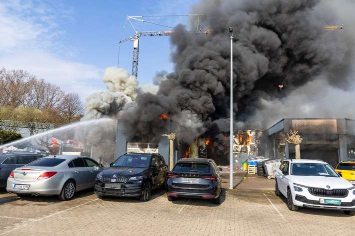 FW Porta Westfalica: 10.03.2026 - Großbrand einer KFZ-Werkstatt in Porta Westfalica Barkhausen