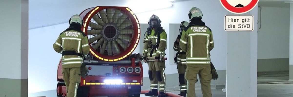 FW Dresden: Brand in einer Tiefgarage - Feuerwehr setzt Spezialtechnik zur Entrauchung ein