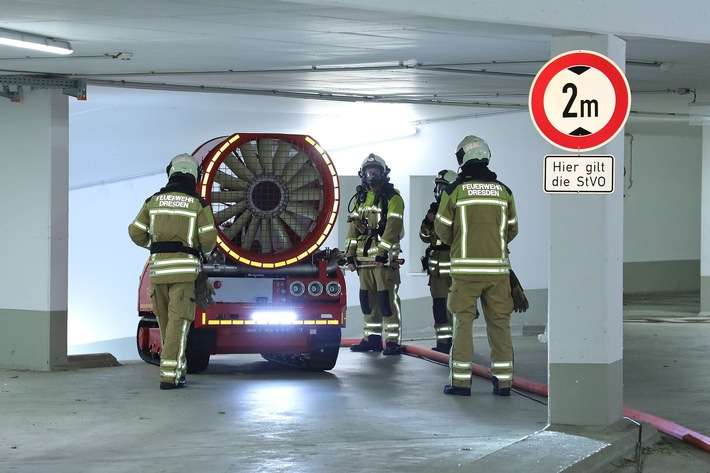 FW Dresden: Brand in einer Tiefgarage - Feuerwehr setzt Spezialtechnik zur Entrauchung ein