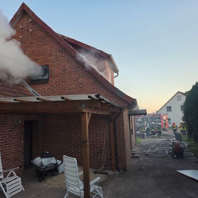 FW-ROW: Zimmerbrand breitet sich auf Gebäude aus