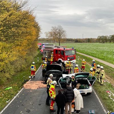 FW Lehrte: 5 Verletzte bei Verkehrsunfall auf der L413 bei Sievershausen