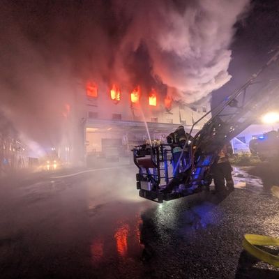 Feuerwehr MTK: Ausgedehnter Brand in Gewerbeobjekt in Hattersheim am Main - Feuer gelöscht, Nachlöscharbeiten dauern an
