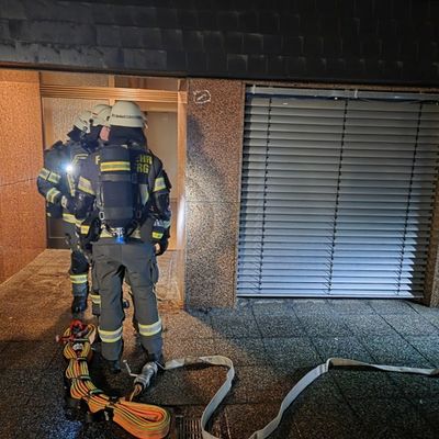 FW-AR: Kellerbrand mit Menschenleben in Gefahr- Einsatz am frühen Samstagmorgen in Arnsberg