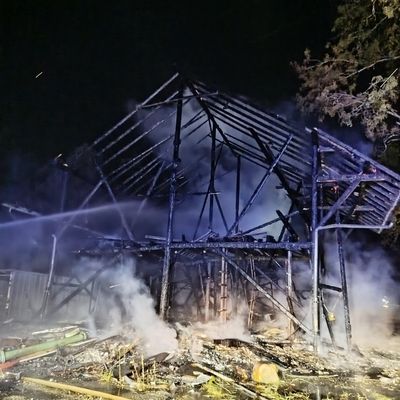 LRA-Ravensburg: Brand einer Lagerhalle auf einer Industrie-Brache in Wangen im Allgäu