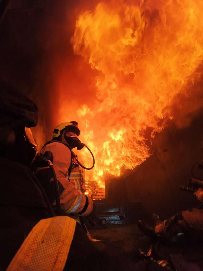 FW-EN: Feuerwehr Herdecke trainiert realistische Brandeinsätze in einem Übungscontainer - Hygienekonzept wird beübt