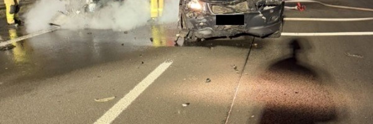 FW-RS: Verkehrsunfall mit PKW in Vollbrand