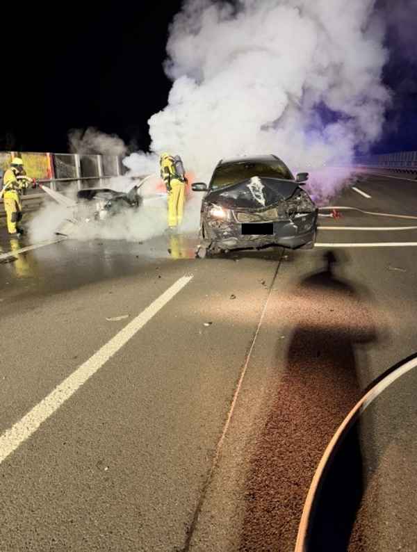 FW-RS: Verkehrsunfall mit PKW in Vollbrand