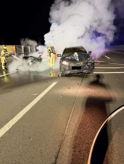FW-RS: Verkehrsunfall mit PKW in Vollbrand