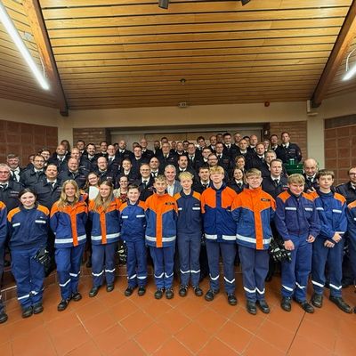 FW Hünxe: Feierlichkeit für 115 Jahre Ehrenamt und zahlreiche Beförderungen in der Feuerwehr Hünxe