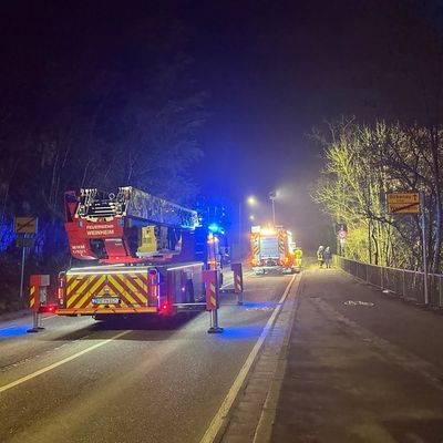 FW Weinheim: Feuerwehr rettet vier junge Menschen aus unwegsamem Gelände