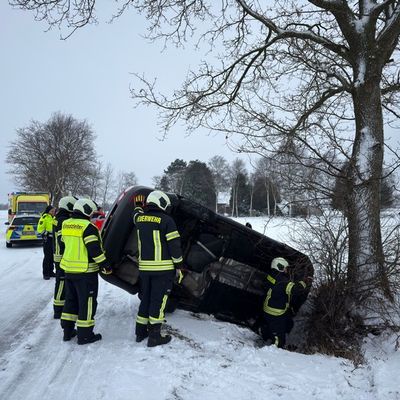 FW-AUR: Nach Unfall eingeschlossenen Fahrer befreit