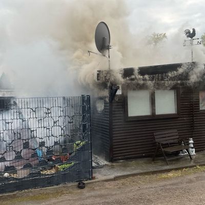 FW-MH: Brand auf Campingplatz: Wohneinheit in Vollbrand - Feuerwehr verhindert Ausbreitung