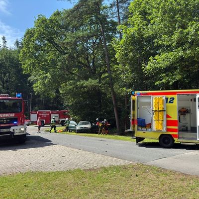 FW-AUR: Feuerwehr und Rettungsdienst trainieren komplexe Unfallszenarien
