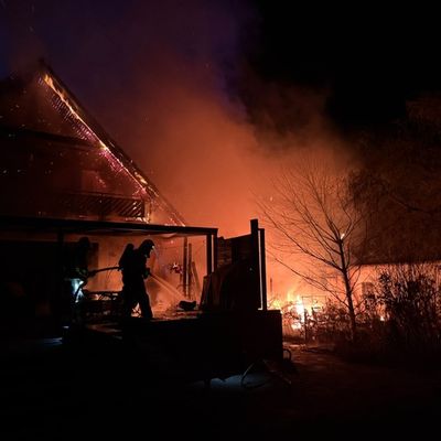 FW-SE: Feuer breitet sich schnell aus - zwei Einfamilienhäuser betroffen
