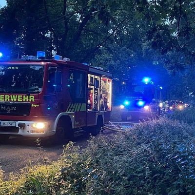 FW Lehrte: Laubenbrand im Wald bei Grafhorn