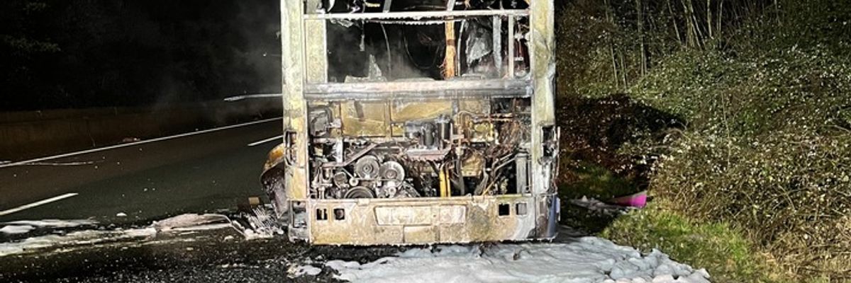 FW-E: Bus brennt auf der BAB 52 - Autobahn zeitweise voll gesperrt