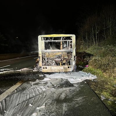 FW-E: Bus brennt auf der BAB 52 - Autobahn zeitweise voll gesperrt