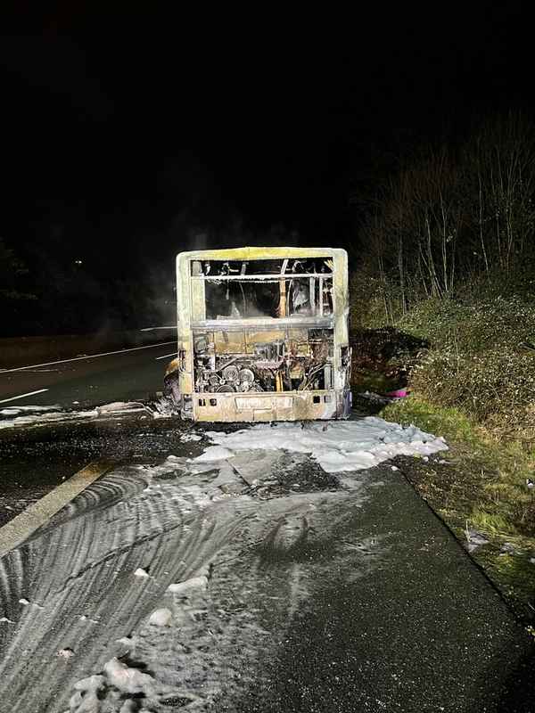 FW-E: Bus brennt auf der BAB 52 - Autobahn zeitweise voll gesperrt