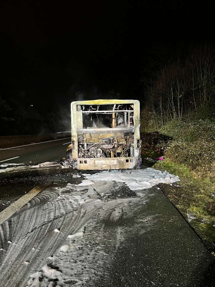 FW-E: Bus brennt auf der BAB 52 - Autobahn zeitweise voll gesperrt