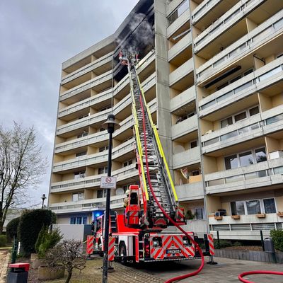 FW-GL: Feuerwehr rettet zwei Kinder bei Hochhausbrand im Stadtteil Gronau - Eine Person schwer und fünf leicht verletzt. 55 betroffene Personen betreut