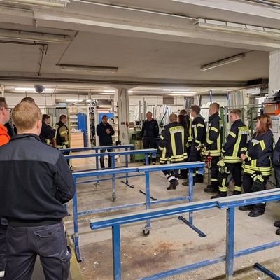 FFW Bergen: ELW-Gruppe der Stadtfeuerwehr Bergen führt Objektkunde durch