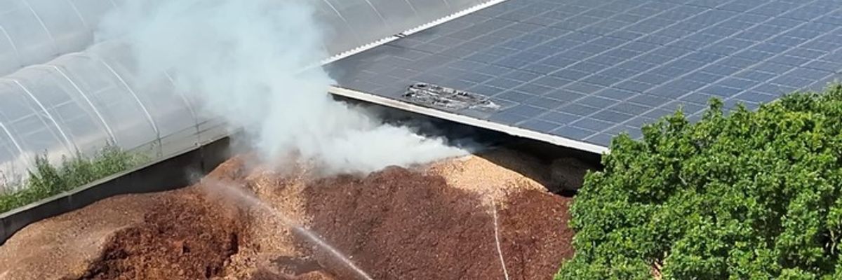 FW Sonsbeck: Gewerbebrand - Brennender Radlader in Lagerhalle