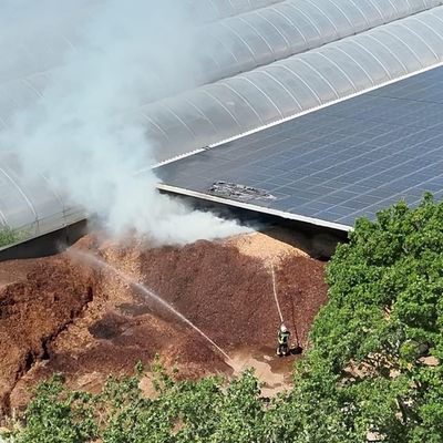 FW Sonsbeck: Gewerbebrand - Brennender Radlader in Lagerhalle